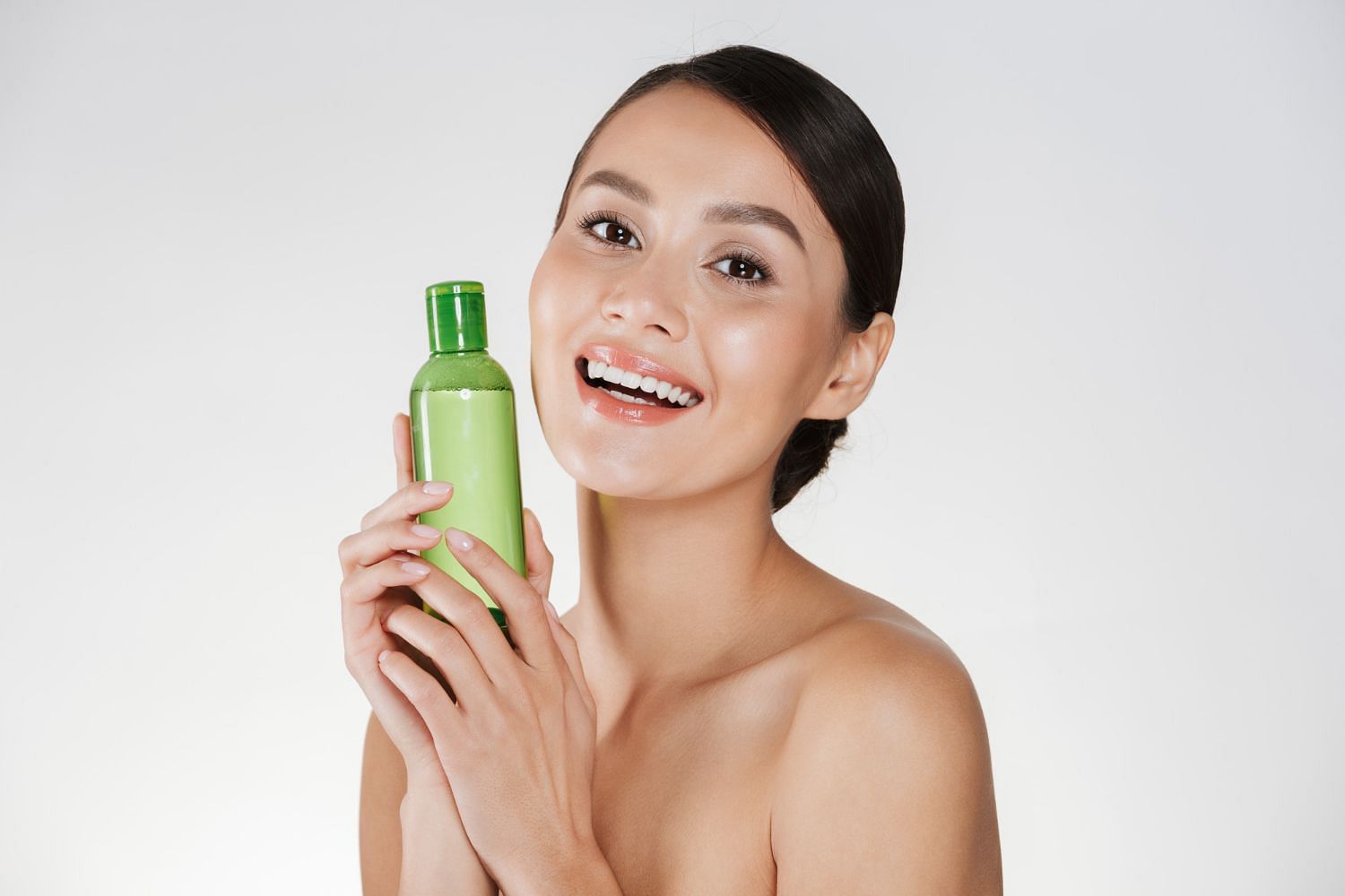 Preserve your youth with the best homemade toner (Image by drobotdean on Freepik)